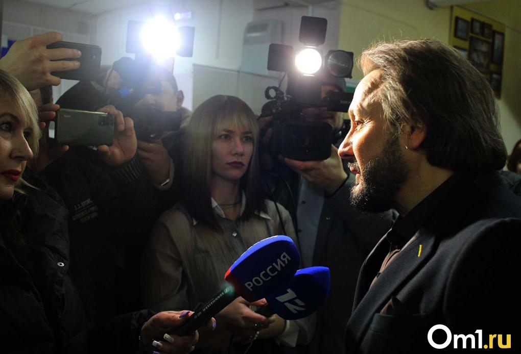 Стас Михайлов устроил внезапный концерт на избирательном участке в Омске