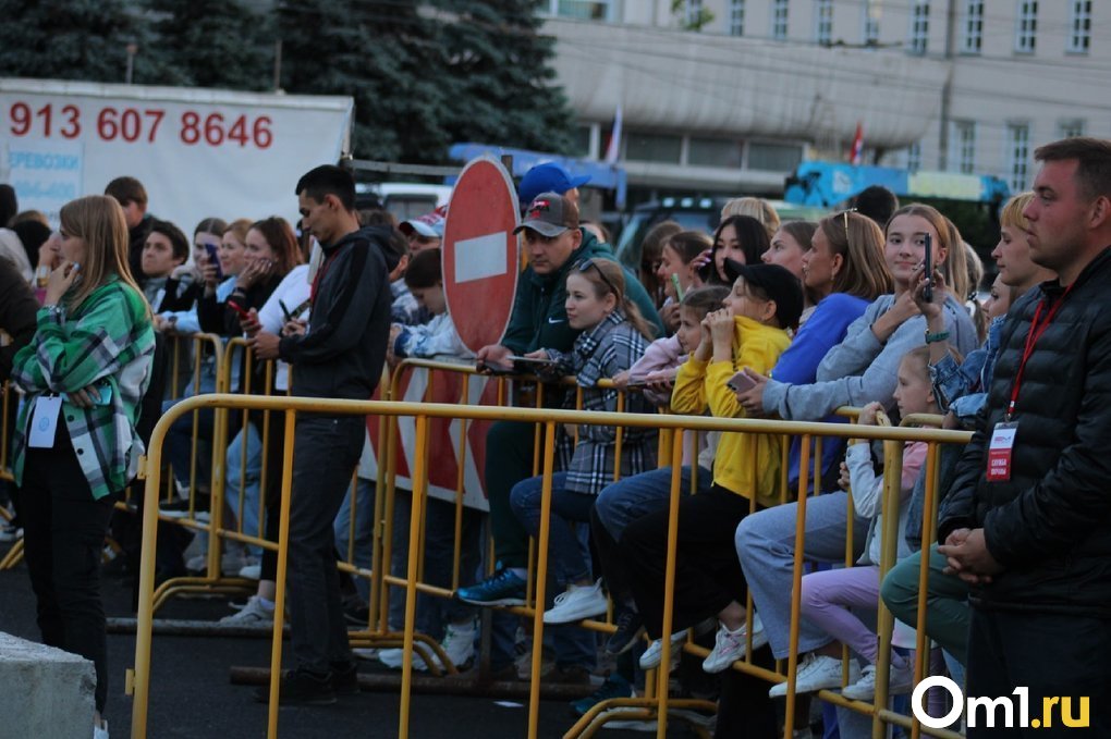 Толпы омичей ринулись на остановки после концерта Дубцовой