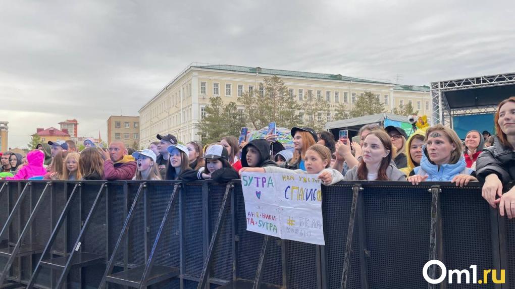 Громко и трогательно: как прошёл концерт группы «5УТРА» в Омске