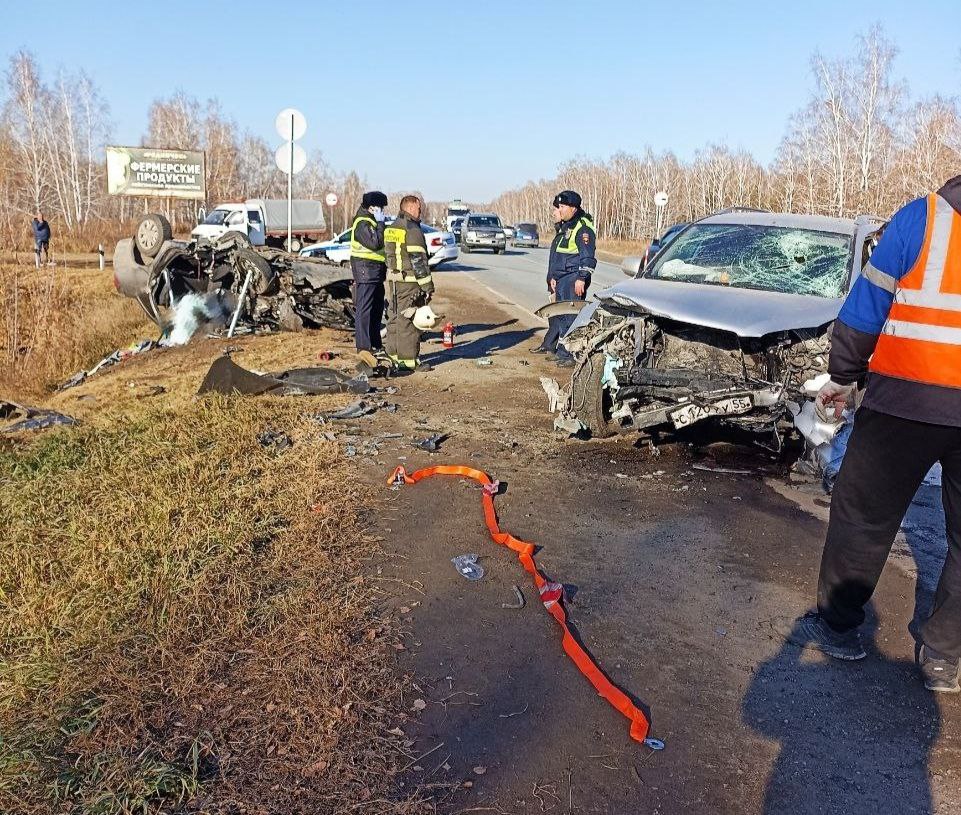 Под Омском две легковушки столкнулись лоб в лоб: трое погибших