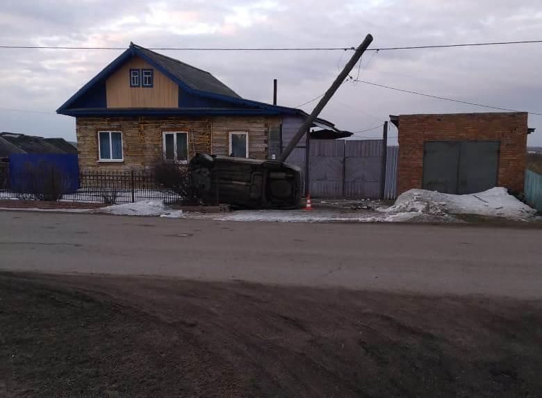 Омич врезался на машине в столб