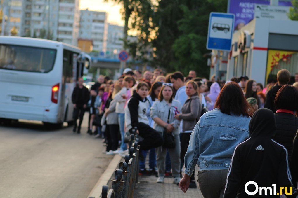 Толпы омичей ринулись на остановки после концерта Дубцовой