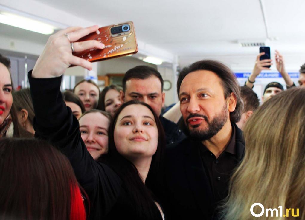 Стас Михайлов устроил внезапный концерт на избирательном участке в Омске