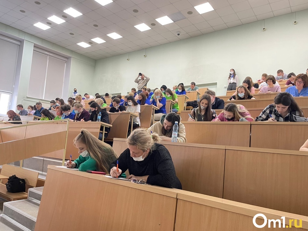В Омске мэр Шелест прочитал «Тотальный диктант»