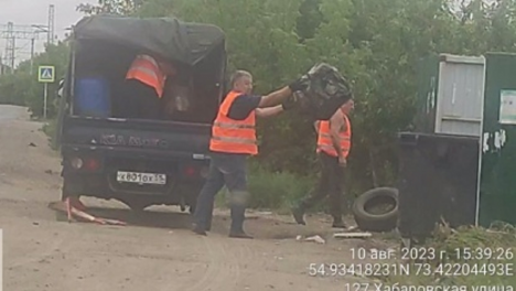В Омске мусор из тёплых остановок сам перемещается в частный сектор?
