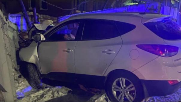 Пьяный омич влетел в бетонный забор и уничтожил свою иномарку — ВИДЕО