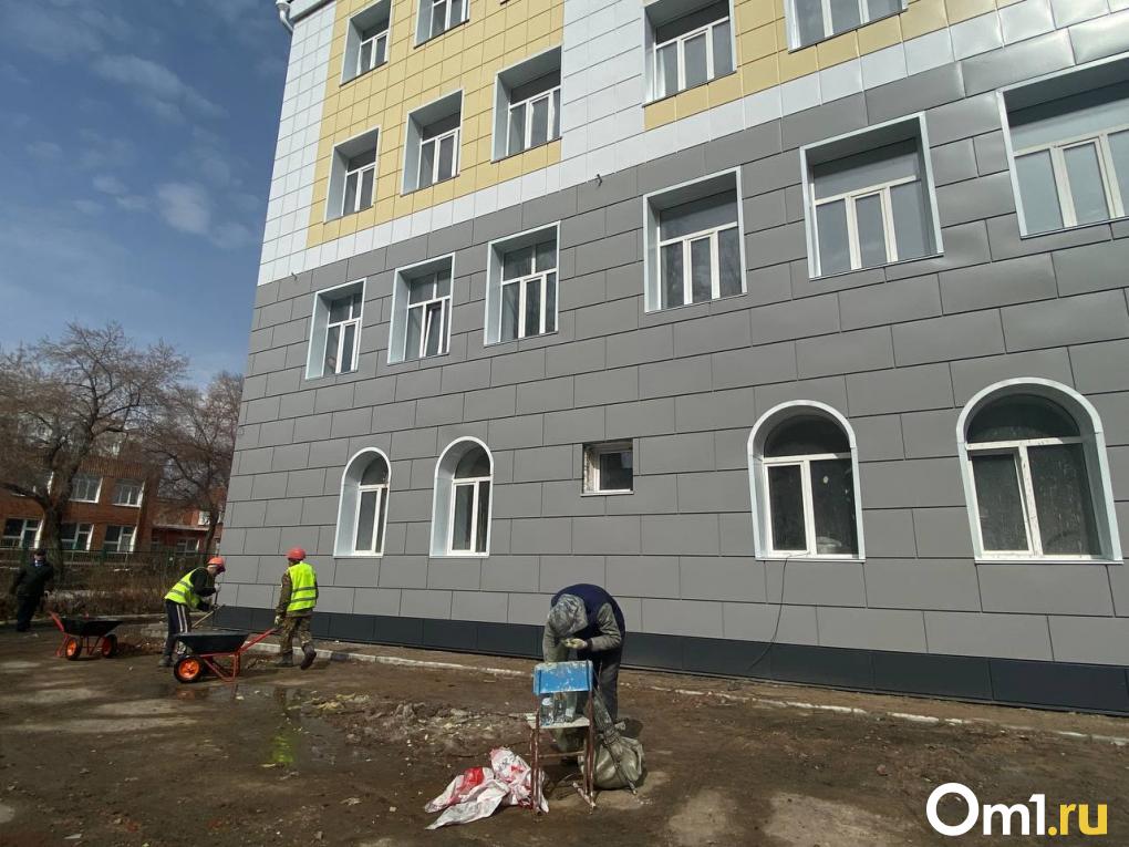 Владимир Корбут вместе с депутатами горсовета объехал стройки омских школ