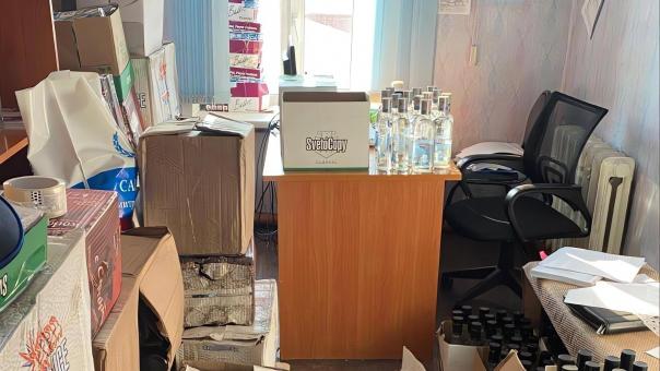 У семьи из Новосибирска изъяли 1 616 бутылок незаконного алкоголя на 500 тысяч рублей