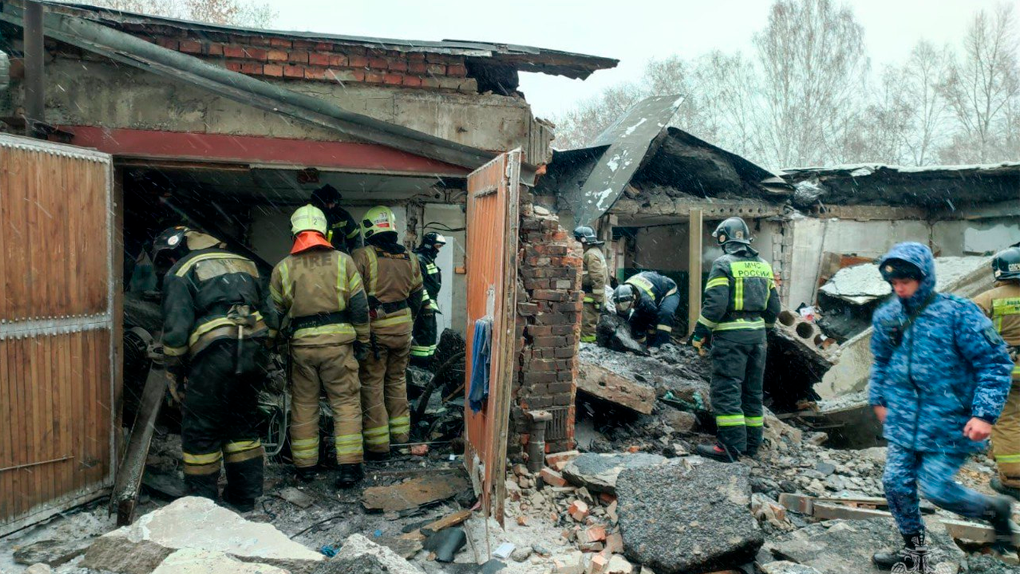 В Новосибирске от сильного взрыва газового баллона пострадали 10 гаражей. ФОТО