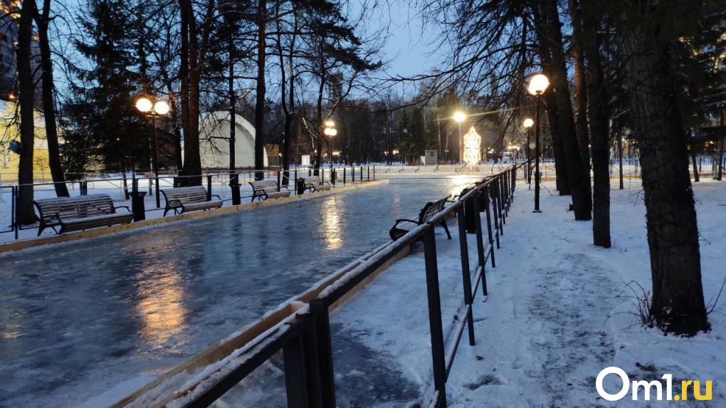 Площадку для городского катка начали заливать в центре Новосибирска. ФОТО
