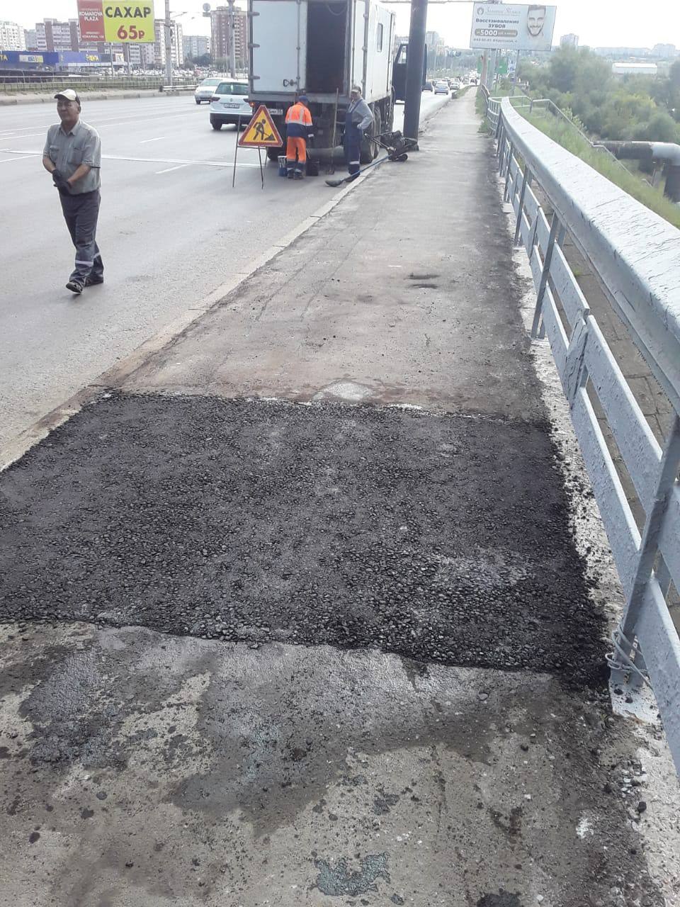 Провал тротуара на омском мосту у телецентра устранили