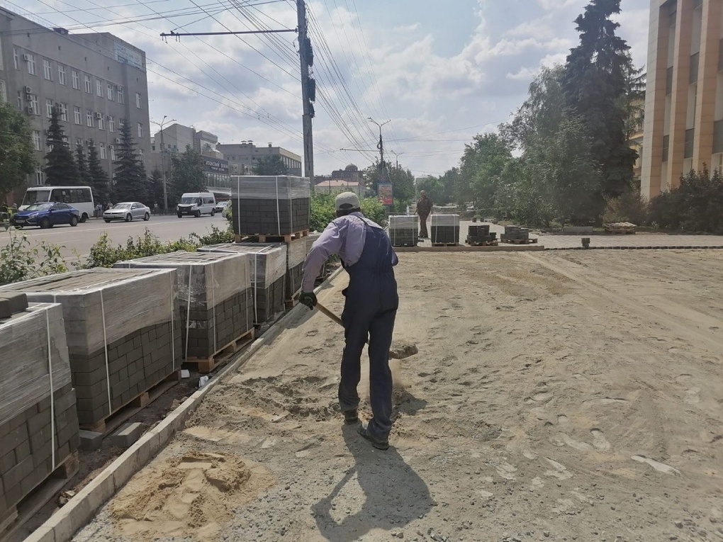 В саду у ТЮЗа продолжаются работы по благоустройству