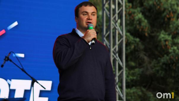 Губернатор Омской области поздравил омичей с Днём матери