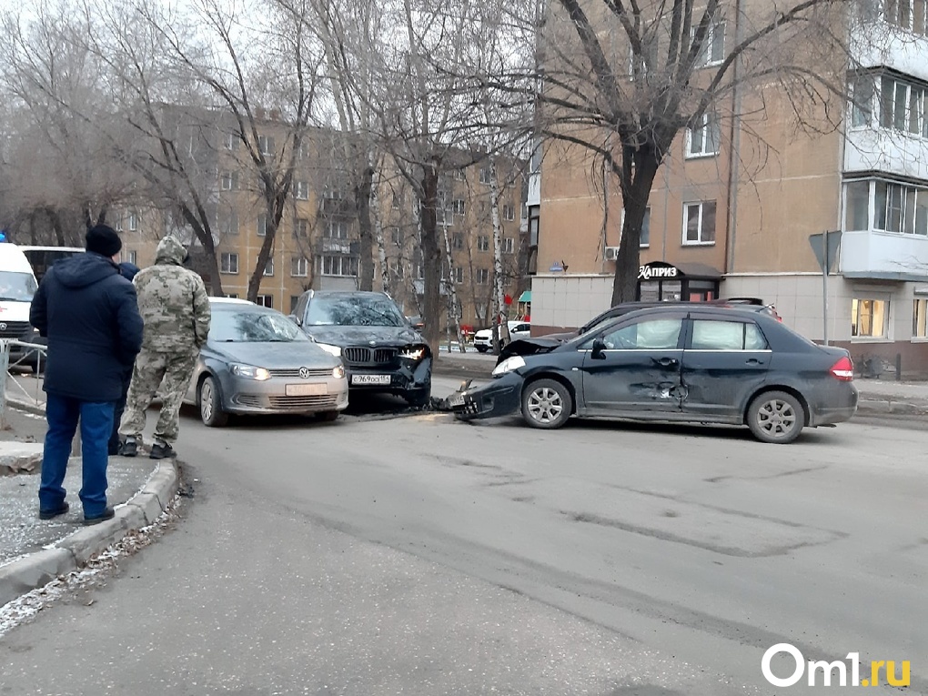 «Машину начало крутить». Массовая авария затруднила движение в Новосибирске