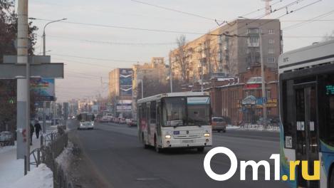 На двух автобусных маршрутах Омска сменятся перевозчики