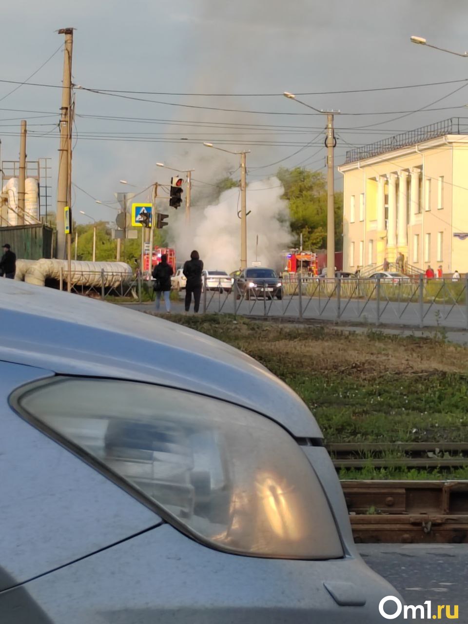На одной из центральных магистралей Омска загорелась машина
