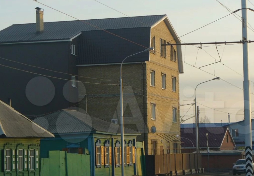 Гигантский коттедж в центре Омска продают за 61 миллион рублей