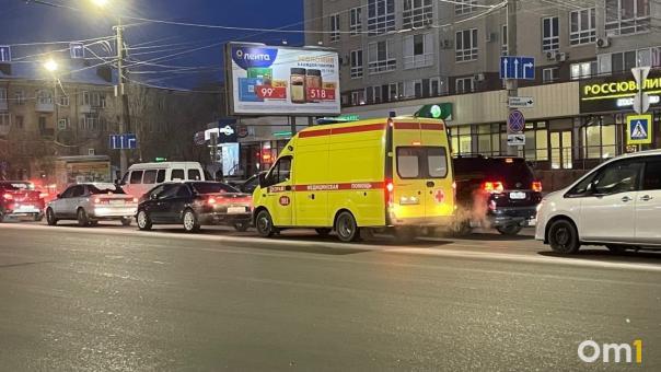 Омск сковало 10-балльными пробками из-за снегопада и перекрытия Ленинградского моста