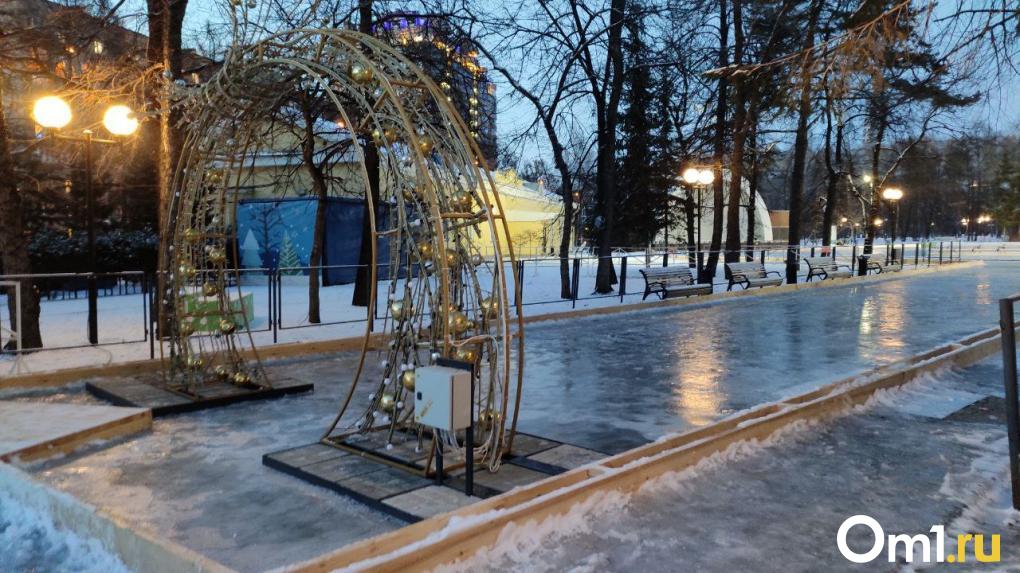 Площадку для городского катка начали заливать в центре Новосибирска. ФОТО