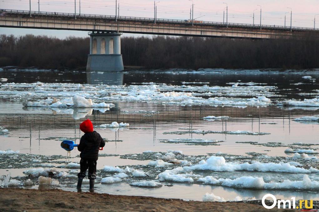 Лёд тронулся: фоторепортаж с весеннего берега Иртыша