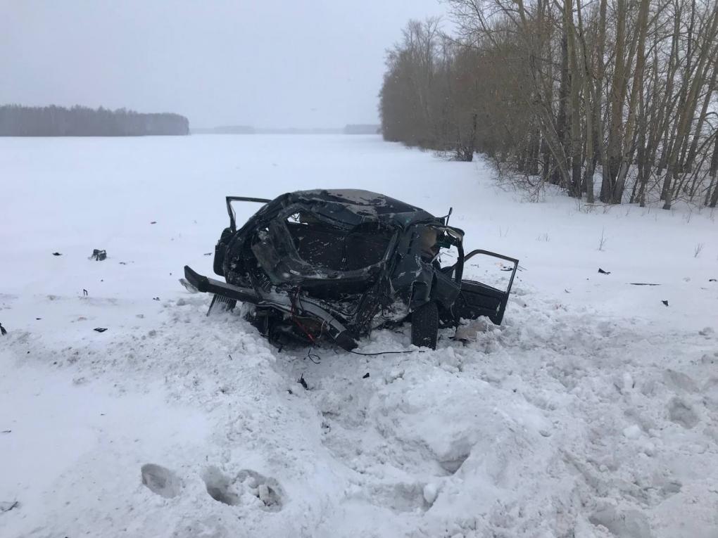 Один человек погиб, второй в реанимации. Под Омском легковушка залетела под большегруз