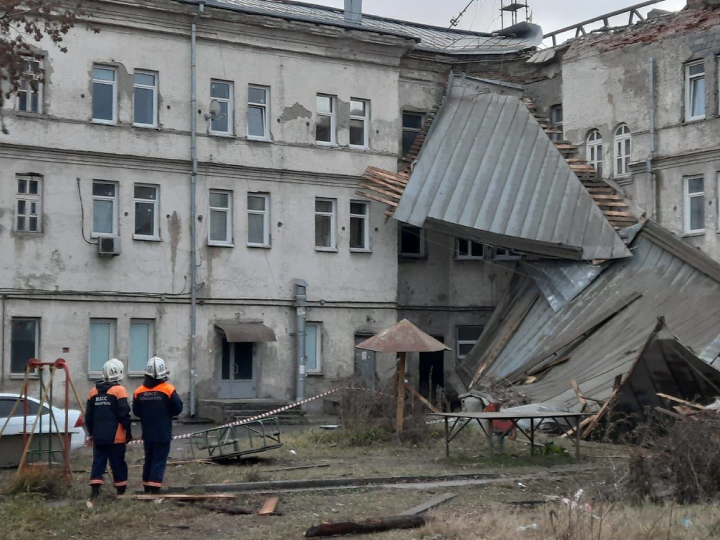 МЧС опубликовало кадры срыва кровли общежития в Ленинском районе Новосибирска. ФОТО