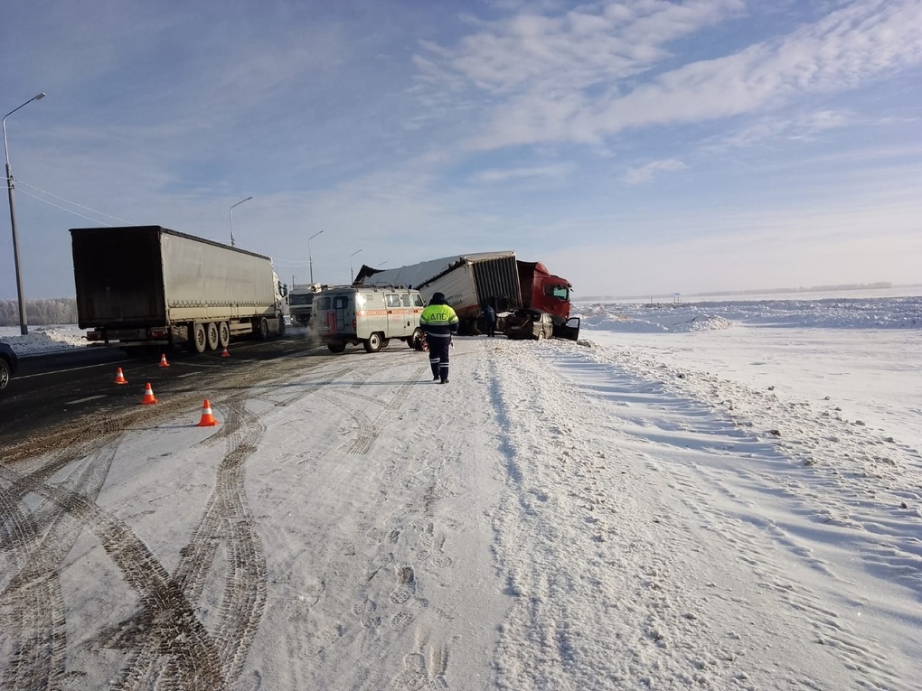 Несущаяся на красный фура протаранила легковушку под Омском