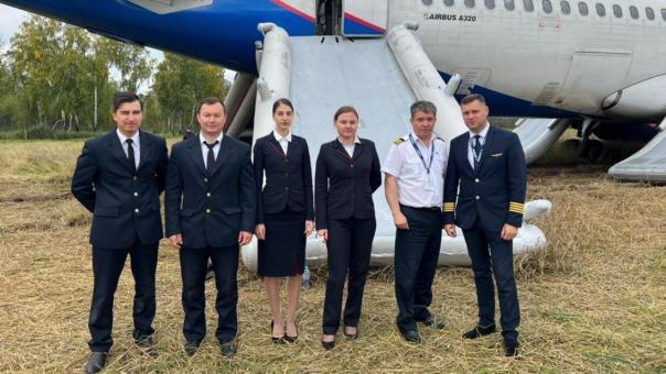 «Нам не хватит топлива»: появилась запись разговора пилотов, экстренно посадивших самолёт в поле