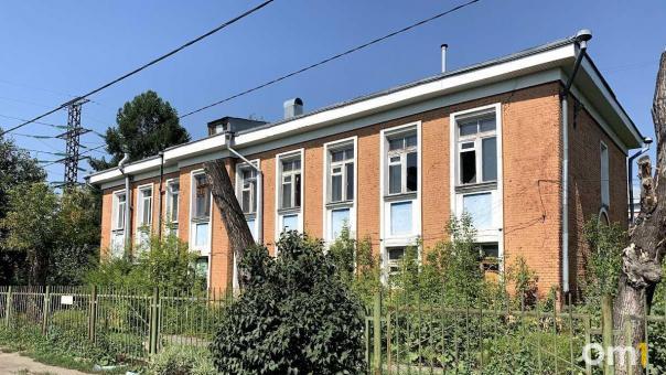 В Омске продают школу, в которой больше не отмечают 1 сентября