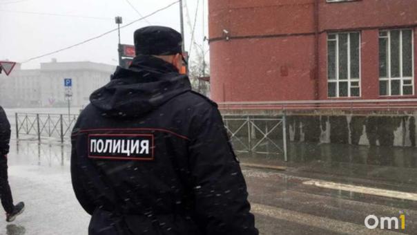 Пьяный «киборг» оставил протез руки на двери после погрома в подъезде Новосибирска