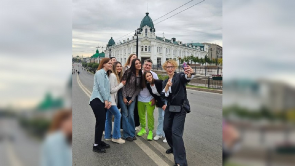 Телеведущая Яна Чурикова попробовала «политеховский» беляш в Омске и оценила его на «9 из 10»
