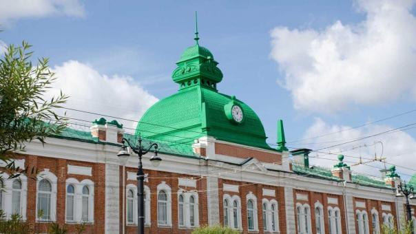 Куранты снова в деле: башню с часами на Ленина в Омске полностью отремонтировали
