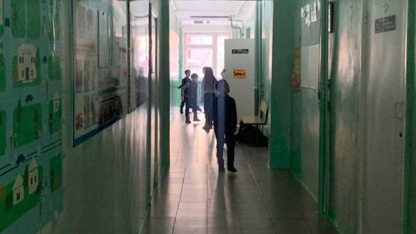 Устроила «рейд» в школе — завуч зашла в мужской туалет и начала фотографировать мальчиков в Новосибирске