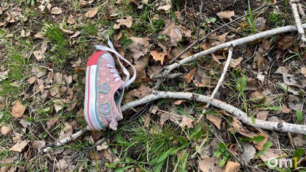 В Омской области девочка сбежала из дома без обуви и в шортах