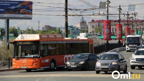 Водители омских автобусов начали получать меньше. Разобрались, почему