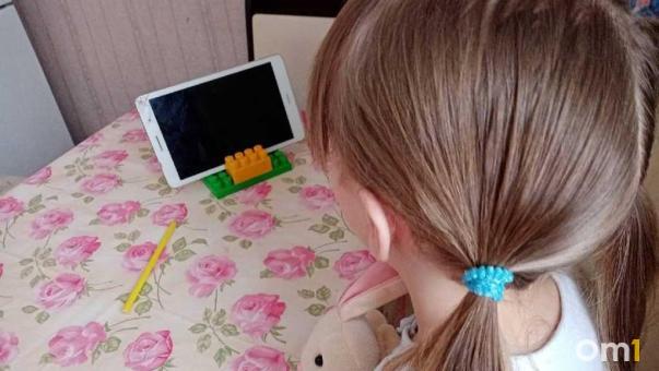 Мама 9-летней омички обнаружила новое начисление чужого долга на дочь