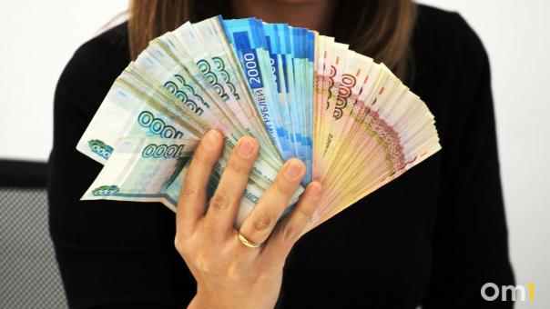 Стало известно, сколько омичи заплатили налогов с начала года