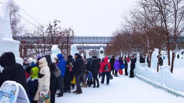 Очередь в 100 метров: 55 тысяч новосибирцев пришли на Серова