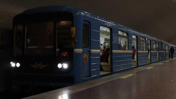 Губернатор Травников впервые за 3 года проехал в новосибирском метро на поезде «Ермак»