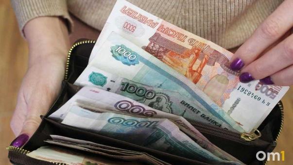 В Омске назвали работников, у которых более чем в два раза выросли зарплаты