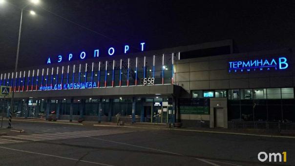В Омском аэропорту снова массово задерживаются рейсы