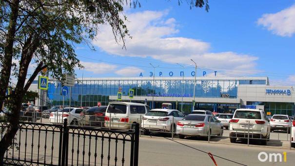 В Омском аэропорту из-за тумана застряли более тысячи пассажиров: из них 45 детей