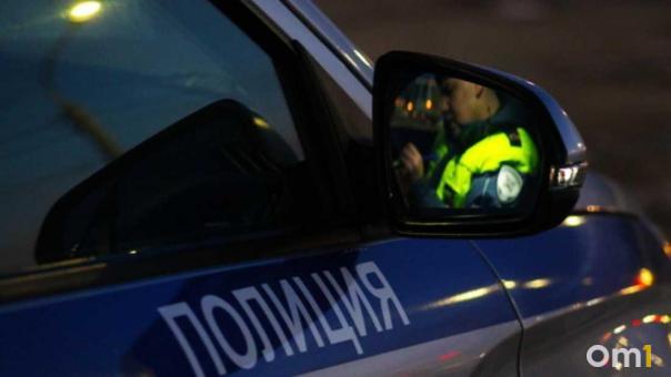 Новосибирец успел отскочить от летящей в него иномарки и попал на видео