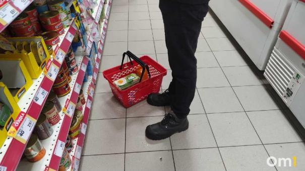 В Омске мужчина покупал продукты и лекарства на деньги школьницы