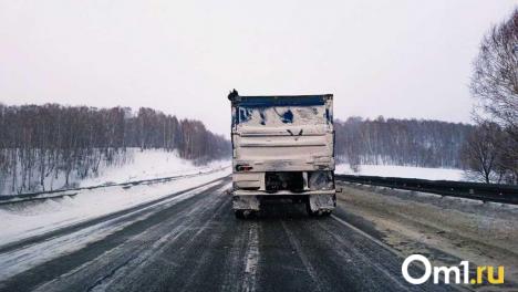 На трассе Тюмень — Омск водитель легковушки погиб после столкновения с грузовиком