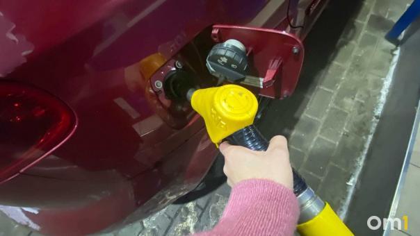 В Омске внезапно подешевел бензин