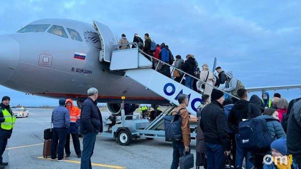 Сбои в расписании: в Омском аэропорту отменили один рейс и задержали другой более чем на два часа
