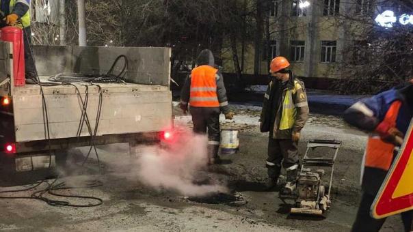 В Омске ночью перекрывали мост у Телецентра для аварийного ремонта
