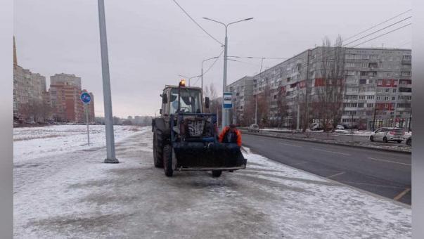 232 человека и 211 машин вышли на уборку Омска от снега