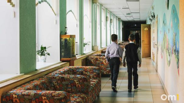 В Омске из-за вспышки ОРВИ закрывают на карантин классы в школах и группы в детсадах